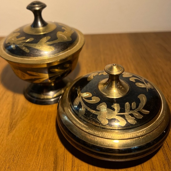 Brass and black jewelry, trinket dishes, make up holders vintage etched India - Picture 2 of 9